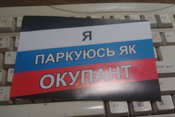 Лучани просять розібратися з автівками, які паркуються просто на зупинці