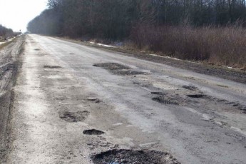 Як в Україні асфальт кладуть прямо на сніг. ВІДЕО