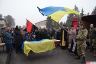 Волиняни на колінах зустрічали загиблого Героя. ФОТО