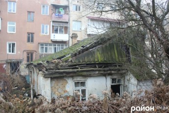 Лучани просять знести «нічийний» будинок у центрі міста