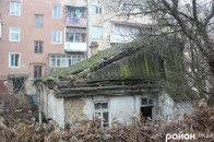 Лучани просять знести «нічийний» будинок у центрі міста