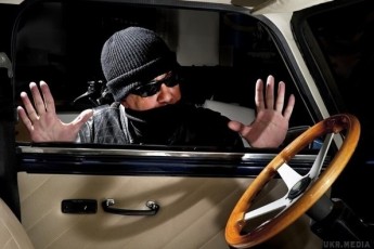 Волинянин скористався неуважністю дівчини та обчистив її авто