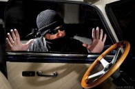 Волинянин скористався неуважністю дівчини та обчистив її авто