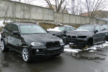 Експерт розповів, як в Україну завозять нерозмитнені авто під «двійника»
