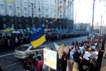 Близько тисячі мітингувальників оточили Раду. ФОТО