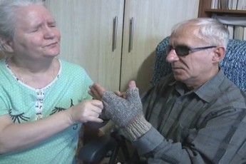 У Луцьку незряча і нечуюча пенсіонерка в’яже зимові рукавички для бійців АТО. ВІДЕО