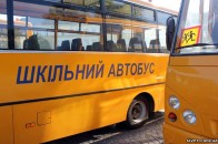 Через «нічийну» дорогу шкільний автобус на Волині змушений їздити полями