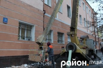 У Луцьку оновлюють фасад ГУ Нацполіції Волині. ФОТО