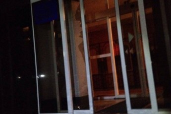 Невідомі вибили вхідні двері у Волиньраді. ФОТО