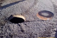 У Луцьку дитина ледь не провалилась в триметрову «дірку» в асфальті. ФОТО