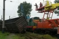 На Львівщині потяг зійшов із рейок: вагони впали в річку. ФОТО