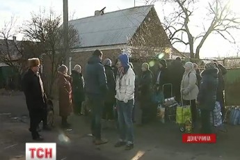 Жителі окупованої Донеччини скаржаться на «карателів», але масово «затарюються» в українських магазинах. ВІДЕО