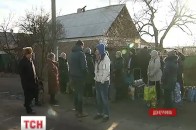 Жителі окупованої Донеччини скаржаться на «карателів», але масово «затарюються» в українських магазинах. ВІДЕО