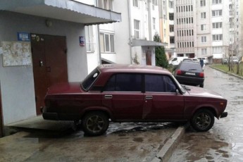«Паркуюсь, як хочу»: лучанин прилаштував авто на порозі під’їзду. ФОТО