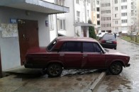 «Паркуюсь, як хочу»: лучанин прилаштував авто на порозі під’їзду. ФОТО