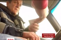 На Дніпропетровщині оскандалилися поліцейські, які за хабар відпустили водія напідпитку. ВІДЕО