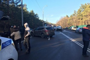 У масштабній ДТП під Києвом зіткнулося п'ять машин. Загинуло немовля. ВІДЕО