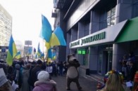 У центр Києва звезли шини: мітингувальники блокують Сбербанк Росії. ФОТО