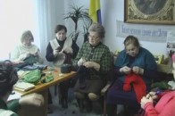 На Волині плетуть теплий одяг для військових. ВІДЕО