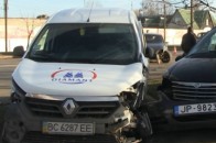 У Луцьку водій на швидкості протаранив дві автівки й «втелів» у стовп. ВІДЕО