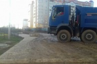 У Луцьку вантажівки знищили тротуар. ФОТО