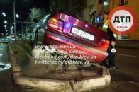 У Києві авто із п'яним поліцейським влетіло у відбійник. ВІДЕО