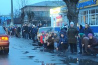 Волиняни на колінах та зі свічками зустріли загиблого бійця. ФОТО