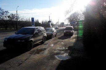 Припарковані автомобілі блокують в Луцьку автобусну зупинку. ФОТО