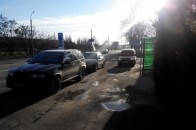 Припарковані автомобілі блокують в Луцьку автобусну зупинку. ФОТО
