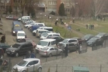 Власники авто «окупували» двори поблизу луцького ринку. ФОТО