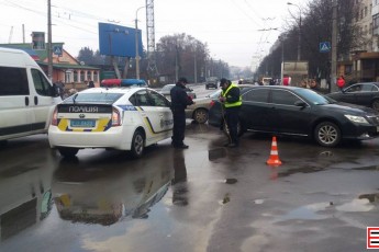 Аварія в Луцьку: дві автівки не поділили дорогу. ФОТО