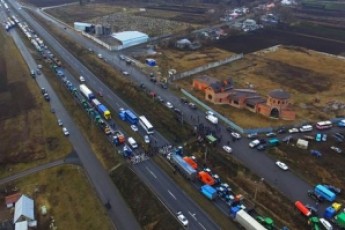 В Україні - повстання аграріїв. Вже перекрито 25 автодоріг. КАРТА