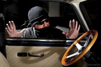 У волинянина поблизу будинку поцупили авто