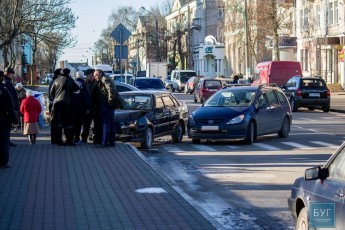 На Волині через погану видимість при повороті зіткнулося два авто. ФОТО