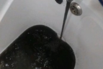 У волинян замість води з кранів тече масна каламуть