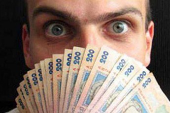 Через аферистів лучанин не зміг забрати з банку грошовий переказ. ВІДЕО