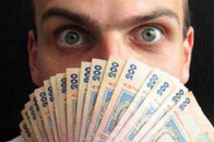 Через аферистів лучанин не зміг забрати з банку грошовий переказ. ВІДЕО