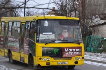 Вулицями Луцька курсує новорічна маршрутка з Дідом Морозом