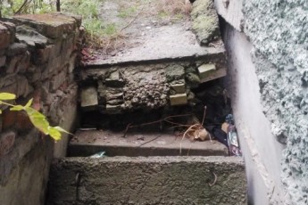 Затоплений підвал та розбитий вхід - з чим змушені жити мешканці луцької багатоповерхівки. ФОТО