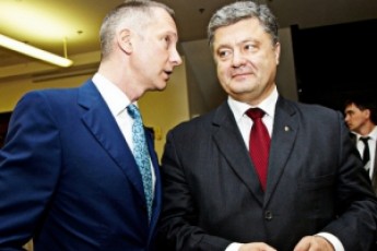Оприлюднили помісячні зарплати Порошенка та Ложкіна за минулий рік