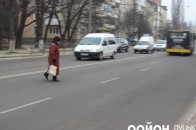 Самовпевнені пішоходи у Луцьку самі «кидаються» під автівки. ФОТО