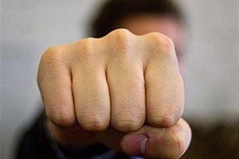 Неповнолітній посеред вулиці напав на волинянина