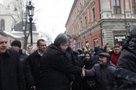 Від Порошенка у Львові вимагали продати Roshen