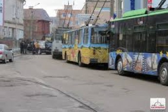 Аварія в Луцьку: тролейбус «підрізав» легковик. ВІДЕО