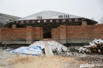 У Луцьку на храмі встановили тимчасове накриття, яке належало «пивнушці». ФОТО