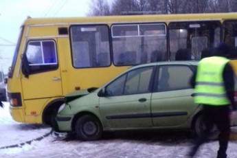 ДТП у Луцьку: водій автобуса невдало зманеврував на слизькій дорозі. ФОТО