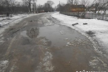 «Яма на ямі», або чому громадський транспорт оминає село на Волині