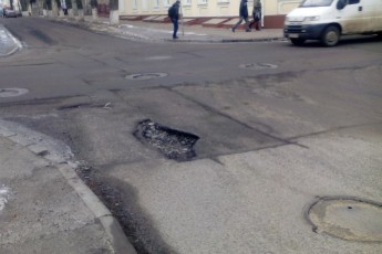 Луцькі водії нарікають на вибоїни на дорогах. ФОТО