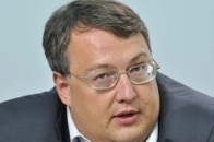 Геращенко на «Honda» заблокував тротуар в центрі Києва. ФОТОФАКТ