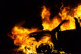 Стало відомо чиє елітне авто спалили в Луцьку. ВІДЕО